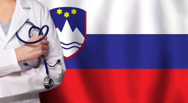 Slovenya tıbbı ve sağlık hizmeti kavramı. Doktor, Slovenya bayrağına yaklaş