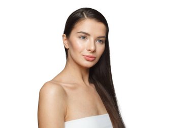 Uzun, sağlıklı, koyu kahverengi saçlı, parlak, taze tenli, izole bir kadın model. Stüdyo moda güzellik portresi