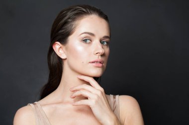 Doğal makyajlı ve sağlıklı, taze deri portresi olan neşeli bir kadın model. Cilt bakımı, yüz bakımı, kozmetoloji ve estetik cerrahi konsepti