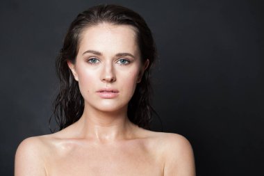 Banyodan sonra temiz ve taze bir cilde sahip güzel bir spa mankeni. Cilt bakımı, yüz bakımı, kozmetoloji ve güzellik kavramı 