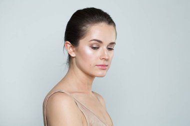 Genç bayan esmer portre. Beyaz stüdyo arka planında poz veren sağlıklı ciltli sağlıklı model bir kadın.