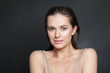 Güzel bayan model, sağlıklı ıslak ten ve koyu renk saç, kameraya bakıyor, moda güzelliği portresi.