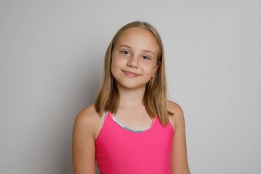 Pembe mayolu şirin bir kız. Seyahat, spor, yüzme aktiviteleri ve tatil konsepti