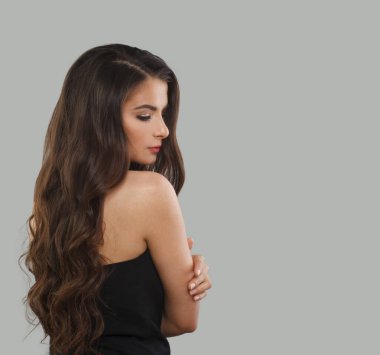 Çekici, zarif, sağlıklı bir cilde sahip, beyaz arka planda uzun saçlara sahip, stüdyo moda güzellik portresi...