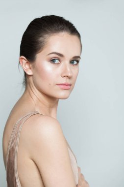 Banyodan sonra temiz, taze bir cilde sahip çekici bir spa mankeni. Cilt bakımı, yüz bakımı, kozmetoloji ve güzellik kavramı 