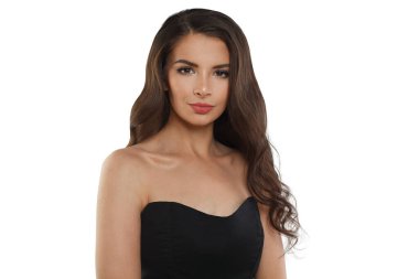 Mükemmel sağlıklı bir cilde ve beyaz arka planda uzun saçlara sahip soyutlanmış stil sahibi genç bir kadın. Stüdyo moda portresi.