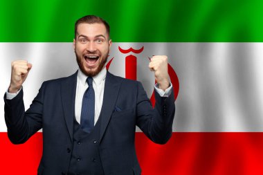 İran bayrağının arka planında mutlu bir iş adamı. İş, eğitim, diploma ve vatandaşlık kavramı.