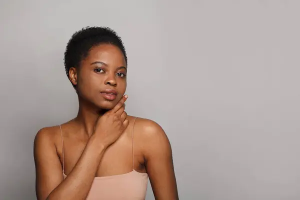 Pozitív Egészséges Afro Amerikai Tiszta Friss Sötét Bőr Pózol Szürke Stock Fotó