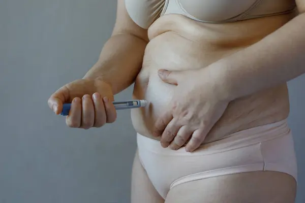 Vrouw Die Semaglutide Injectie Close Maakt Semaglutide Insuline Injectie Pen Rechtenvrije Stockfoto's