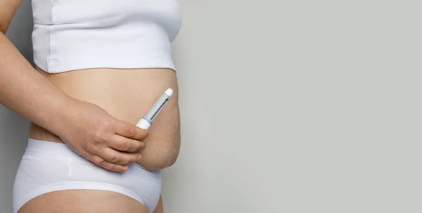 Bochten Vrouwelijke Lichaam Close Met Semaglutide Injectie Pen Insuline Patroon Stockfoto