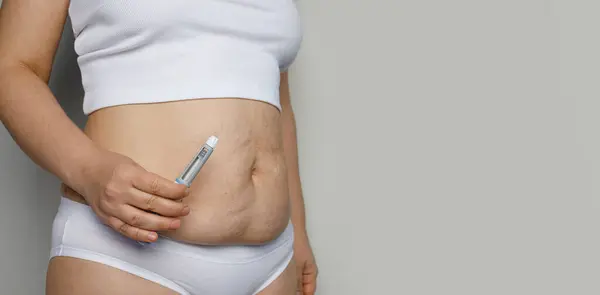 Closeup Corpo Feminino Com Semaglutide Injection Pen Caneta Cartucho Insulina Fotos De Bancos De Imagens