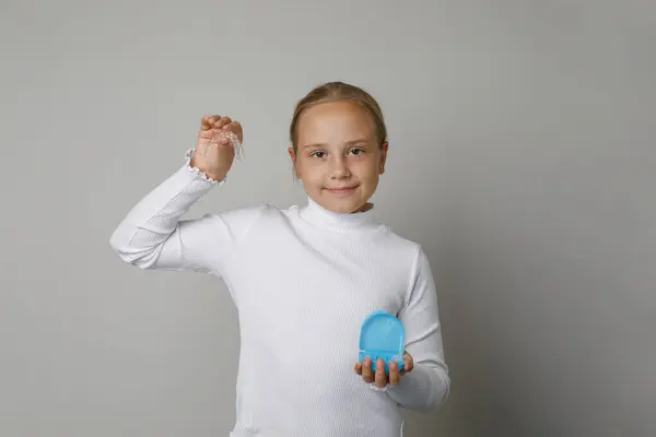 Ευτυχισμένο Κορίτσι Φορώντας Λευκό Μπλουζάκι Κρατώντας Ένα Αόρατο Aligner Έτοιμο Φωτογραφία Αρχείου