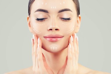 Grafiksel çizgiler, genç bayan yüzünde yüz gerdirme efektini gösteriyor