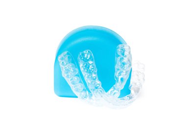 Görünmez diş telleri ve beyaz arka planda mavi kutu, diş ortodonti şeffaf sağlık ekipmanları