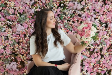 Çiçekli hoş bir bayan. Mutlu esmer kadın iç mekan portresi