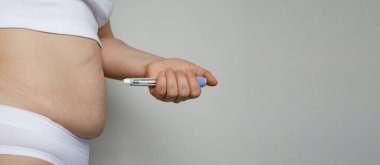 Semaglutide iğnesi ya da kadın eline insülin kartuş kalemi. Şeker hastaları ve kilo verme konsepti. Diyabet hastası için tıbbi ekipman