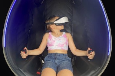 Sanal gerçeklik aygıtı kulaklığı olan çocuk kıza yakın çekim