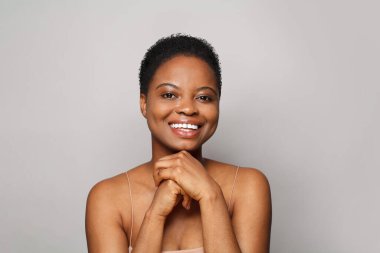 Mutlu kadın model suratı. Sağlıklı, taze tenli, tatlı gülüşlü, stüdyo portresi olan güzel bir kadın. Yüz tedavisi, sağlık ve kozmetoloji kavramı