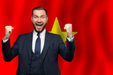 Vietnam bayrağının arka planında Vietnamlı mutlu işadamı İş, eğitim, diploma ve vatandaşlık kavramı