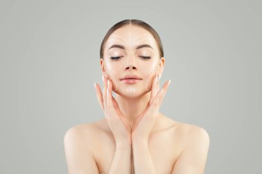 İnsanlar, kozmetoloji, estetik cerrahi ve güzellik konsepti. Güzel genç bir kadın yüzü ve eli