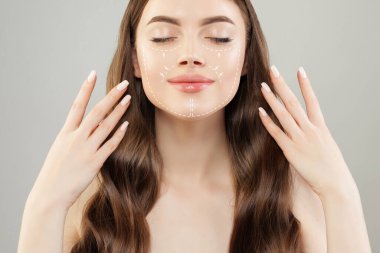 Masajı ya da yüzünde ameliyat çizgileri olan hoş bir kadın. Tıp, kozmetoloji ve yüz tedavisi kavramı