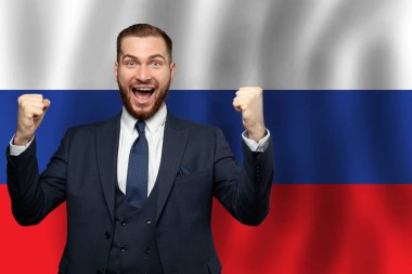 Rus mutlu iş adamı Rusya bayrağının arkasında. İş, eğitim, diploma ve vatandaşlık kavramı