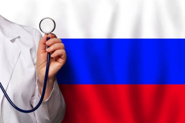 Rusya bayrağının arka planında steteskopla Rus doktor eli. Tıp, klinik, pratisyen hekimler, sağlık hizmetleri.