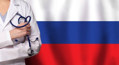 Rus tıbbı ve sağlık hizmeti kavramı. Doktor, Rusya bayrağına yaklaşın.