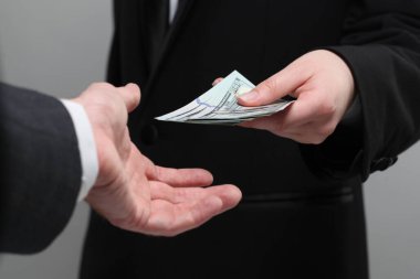 İş adamı ortağına yakın çekim için para veriyor.