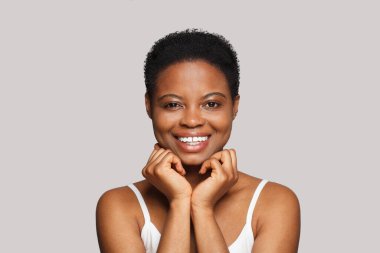 Neşeli kadın modelin yüzü yakın plan. Afrikalı Amerikalı kadın portresi. 