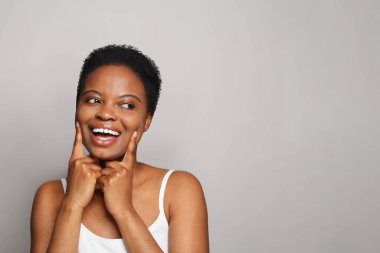 Koyu tenli, güzel, sağlıklı bir kadın ve güzel bir gülümseme. Yakın plan portresi.. 