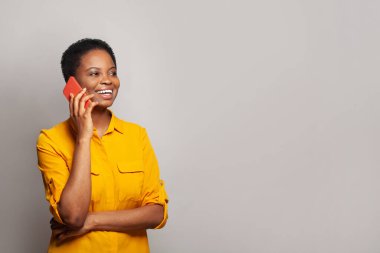 Gri afişte telefonla konuşan güzel bir kadın.