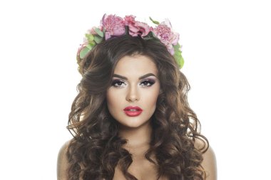 Makyajlı, uzun dalgalı saç stili, sağlıklı cilt ve beyaz arka planda izole çiçekler olan güzel esmer kadın.