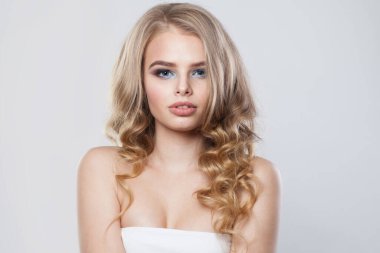 Sağlıklı sarı saçlı ve beyaz makyajlı güzel bir moda kadını.