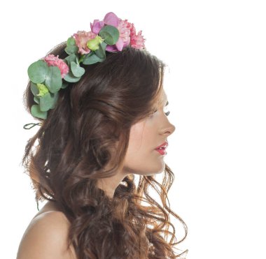 Kafasında taze çiçek olan münzevi esmer kadın profili. Bahar, kozmetik, güzellik, cilt bakımı ve saç bakımı konsepti