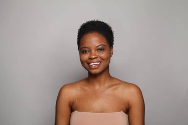 Mutlu sağIık modeli kadın koyu tenli ve sevimli gülüşlü yakın plan portresi olan. 