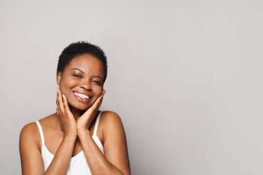 Heyecanlı sağIık modeli kadın koyu tenli ve sevimli gülümsemeli yakın plan portresi olan.. 