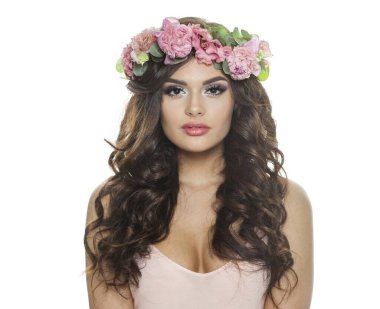 Uzun dalgalı saçlı, makyajlı ve sağlıklı ciltli güzel esmer kadın model beyaz arka planda kameraya bakıyor.