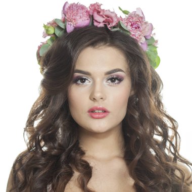 Taze tenli, dalgalı uzun saçlı, çiçek çelenkli, güzel bir kadın.