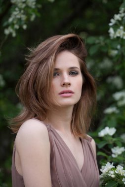 Açık havada güzel bir manken portresi. Sağlıklı güzel kadın.