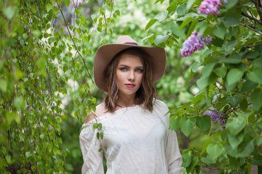 Güzel bahar kadını doğanın tadını çıkarıyor, moda güzellik portresi.