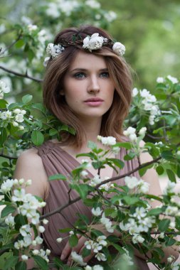 Romantik bahar kadını doğanın tadını çıkarıyor, moda güzellik portresi.