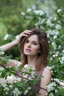 Baharda neşeli bayan model arka planda kalır.