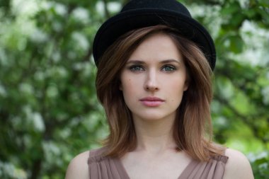 Bahar mevsiminde büyüleyici bayan model arka planda kalır.