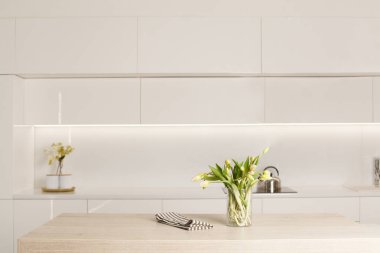 Sarı çiçekli ev mutfağı.