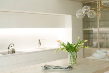 Beyaz renkli sarı çiçekli ahşap masa. Modern mutfak arka planı.