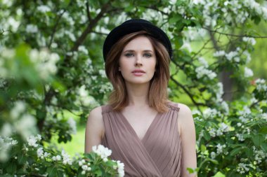 Esmer bahar kadını doğanın tadını çıkarıyor, moda güzellik portresi.