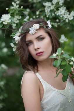 Doğanın tadını çıkaran muhteşem bahar kadını, moda güzelliği portresi.