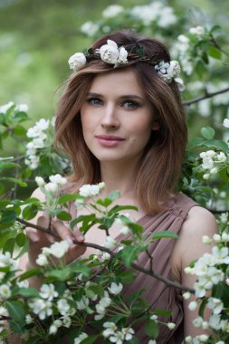 Baharda mutlu bayan model arka planda kalır.