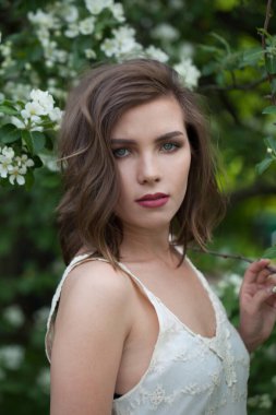 Bahar mevsiminde güzel bayan model arka planda kalır